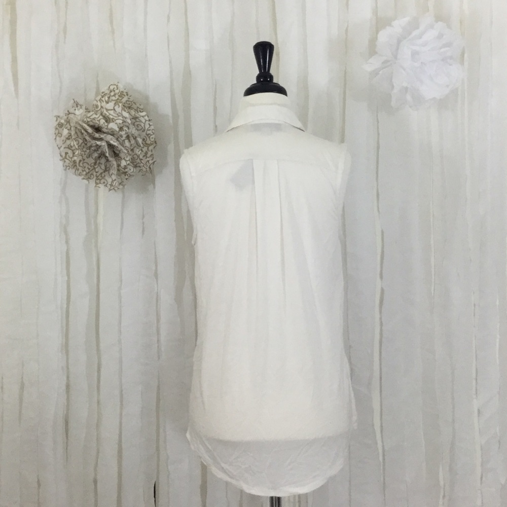 Sleeveless Mixed Material Blouse - Picture 2 of 2